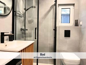 a bathroom with a shower and a sink and a toilet at Wohlfühlparadies Max, Stuer - Strandnah am Plauer See mit Wlan und Parkplatz in Stuer