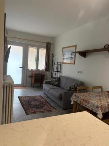 ein Wohnzimmer mit Sofa und Tisch in der Unterkunft Da Mingo in Rosciano