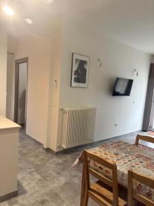 ein Schlafzimmer mit einem Bett und einem Fernseher an der Wand in der Unterkunft Da Mingo in Rosciano