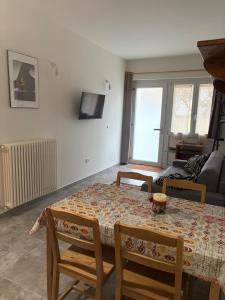 ein Wohnzimmer mit Tisch, Stühlen und Sofa in der Unterkunft Da Mingo in Rosciano