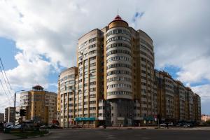 キーロフにあるApartments in Kirov on Maklinaの大きな建物