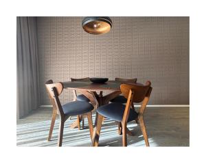 a wooden table with chairs and a dining room at Zuhause am Bodensee in Bottighofen