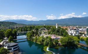 Eine Stadt mit einem Fluss und einem Riesenrad in der Unterkunft Apartman Mila in Bihać + 1 Foto