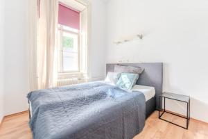 a bedroom with a bed and a window at Stadtwohnung im Zentrum in Größing