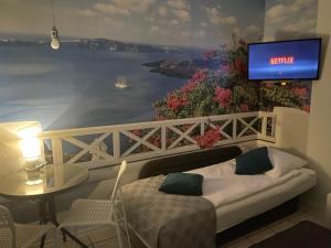a room with a bed and a tv on a wall at Apartamenty Konopnicka in Bydgoszcz