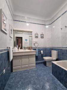 a bathroom with a tub and a toilet and a sink at Casa de Lorca in Alcalá de Henares +53 photos