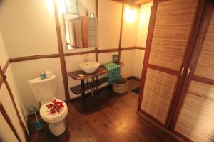 a bathroom with a toilet and a sink at Cottage sur la mer in Vilanculos