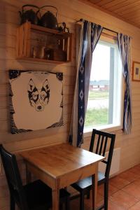 Villa Lanca Activities في إيناري: طاولة وكراسي خشبية في غرفة مع نافذة