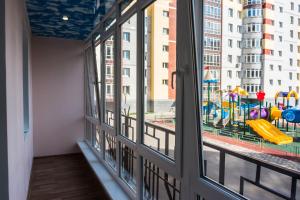 キーロフにあるApartments in Kirov Orlovskaya 4の遊び場を望む窓付きの客室です。