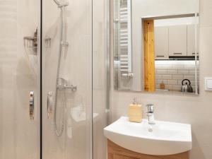 a bathroom with a sink and a shower at Apartamenty Bydgostia Dworzec in Bydgoszcz +51 photos