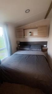 a bedroom with a large bed with a window at KMC-Country Breaks Bideford Bay At Glade in Bucks Mills +13 photos