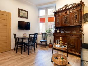 a living room with a table and chairs at Apartamenty Bydgostia Dworzec in Bydgoszcz