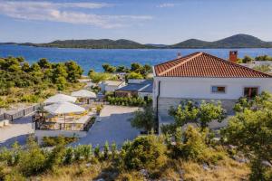 an aerial view of the house and the water at Panorama Mobilehome Vista Kornati with Pool in Drage