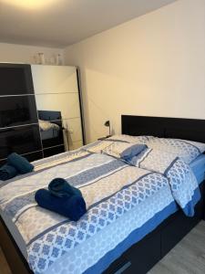 a bedroom with a bed with blue towels on it at S&G Home Stilvolles 2-Zimmer-Apartment in zentraler Lage, Komfort & Entspannung garantiert! in Ditzingen