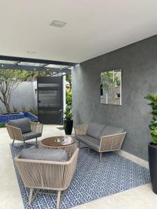 a patio with chairs and tables on a blue rug at Cynn Hotels in São José dos Campos