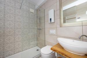 a bathroom with a sink and a toilet at Ferienwohnung Allegra in Heinsberg