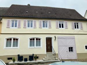 a house with a pink and white garage at Barocke Stadtvilla Ophelia nahe Europapark 45qm 1,5 Zi Studio in Ettenheim