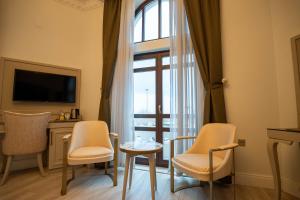 a room with a desk and chairs and a window at BANDIRMA PALAS OTEL in Bandırma