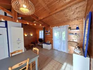 a kitchen and dining room with a table and chairs at Jolie Cabane Océan in Vielle-Saint-Girons