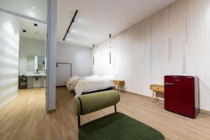 ein Schlafzimmer mit einem Bett und einem roten Kühlschrank in der Unterkunft Hotel Allegra in Heinsberg