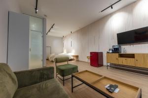 ein Wohnzimmer mit Sofa und Fernseher in der Unterkunft Hotel Allegra in Heinsberg
