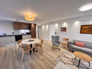 a living room with a table and a couch at Maison climatisée indépendante et de plein pied in Bischoffsheim