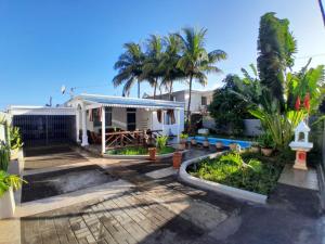 a house with palm trees in front of it at LA MAGDALENA in Arsenal