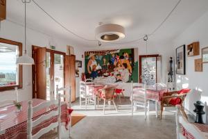 a dining room with a table and chairs at The Place at Evoramonte in Évora Monte
