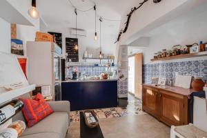 a kitchen with a couch and a counter in a room at The Place at Evoramonte in Évora Monte