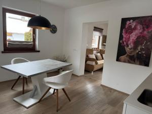 a kitchen and living room with a table and chairs at Appartement Muller-Mayer in Weissensee