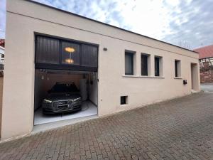 a car is sitting inside of a garage at Maison climatisée indépendante et de plein pied in Bischoffsheim