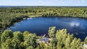 an aerial view of a house on the shore of a lake at Ferienhaus Valle-Sjötomt Borshult in Diö