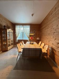 a dining room with a table and chairs at Valhalla Hytte in Oppdal