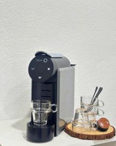 a black blender sitting on top of a table at Casa do Pastor - Vale de Alfaia in Sobral do Campo