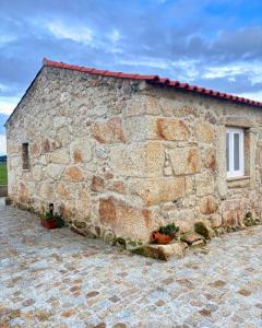 a stone building with a window on the side at Casa do Pastor - Vale de Alfaia in Sobral do Campo