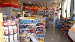 Σούπερ μάρκετ ή άλλα καταστήματα σε αυτό το ξενοδοχείο ή εκεί κοντά