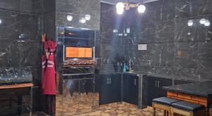 a kitchen with black marble walls and a counter at Residencia Guadalupe in Colonia Río Verde