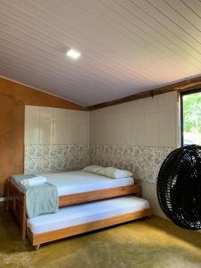 a bedroom with two beds and a window at Recanto do Vale in Pirenópolis +27 photos