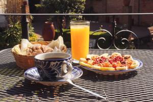 a table with a plate of food and a cup of orange juice at HOTEL & RESTAURANTE Los solaches in Zitácuaro