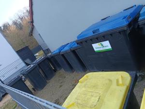 a group of trash cans in a yard at Wohnung für 7 Personen in Hückelhoven