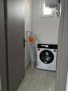 a washer and dryer in a small room at ArtStay-Apartment in Orestiada