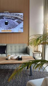 a living room with a couch and a table at فندق مساكن الجود in Al ‘Azīzīyah
