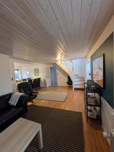 a living room with a large wooden ceiling at Hus 5 personer in Hjørring