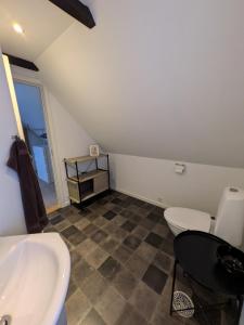 a bathroom with a sink and a toilet at Hus 5 personer in Hjørring