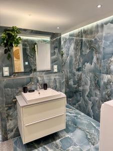 a bathroom with a sink and a mirror at Ferienwohnung Luna in Eppelborn