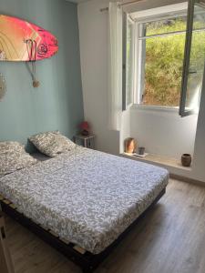 a bedroom with a bed and a window at Location 6 personnes patrimonio in Patrimonio