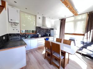 a kitchen with a table and some chairs in it at Tranquila y moderna en el bosque in San Carlos de Bariloche