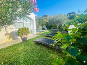 a row of beds in the grass in a yard at Vila paradise in Ollioules