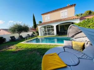 a backyard with a swimming pool and a house at Vila paradise in Ollioules