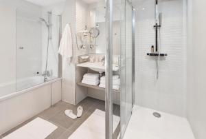 Ванная комната в Hôtel Valdys Thalasso & Spa - la Baie